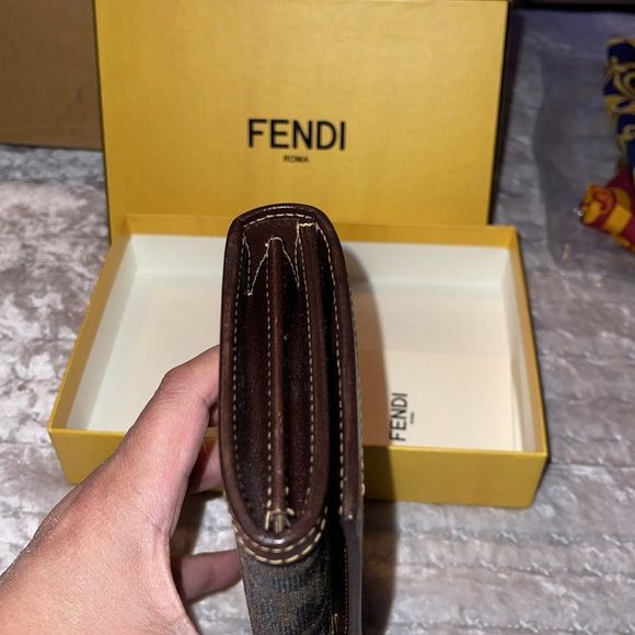 Fendi Preloved wallet, pristine condition brown canvas comes with box - Picture 6 of 7